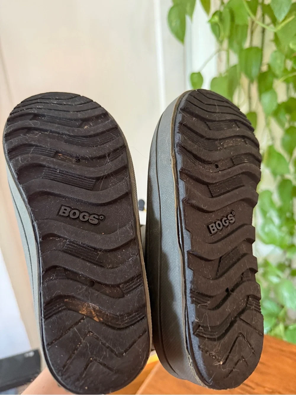 Kids Waterproof Snow Boots - Black and Olive size 1 youth